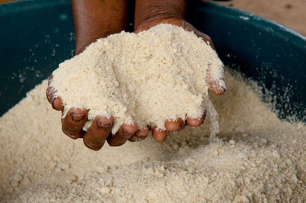 Comment une femme du village a construit sa maison en dur avec seulement du manioc